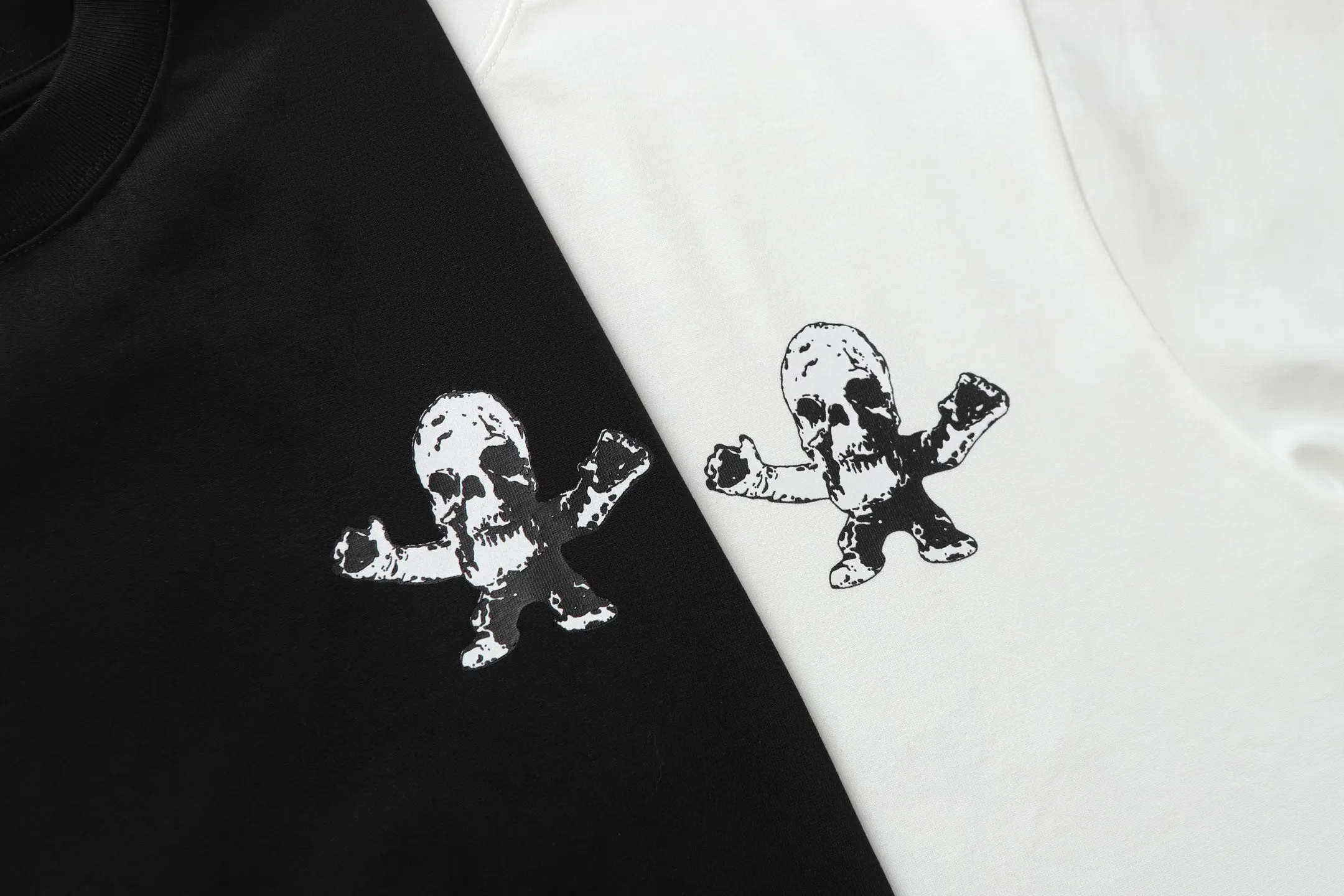 🅿️160 Chrome hearts ch Chrome hearts little monster printed short-sleeved t-shirt. Large version. Loose and stylish. Low version, slim and long version, upper body and crotch pull. 100% commitment: top quality, not fast food. The highest version on the market. Top quality, 280g, 26 counts of custom-dyed double yarn cotton, same style for men and women, complete with three standards. Color: black, white Size: XS-L
